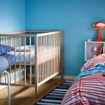 Dekor eines Schlafzimmers mit einem blauen Kinderbett