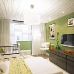 Žalios sienos miegamajame su lovelę