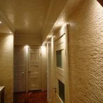 Interior dengan plaster hiasan