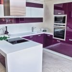 Kuchyňa s fialovým nábytkom