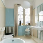 Niebieskie ściany w łazience