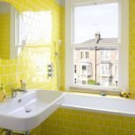 Tigla galbenă în baie cu fereastră