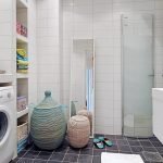 Salle de bain spacieuse avec machine à laver