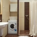 Mesin cuci berdekatan dengan pancuran mandian