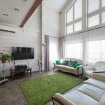 Tapete verde em uma luminosa sala de estar