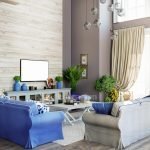 Sofá azul na sala de estar