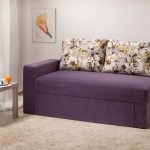 Maža purpurinė sofa