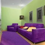 Violetiniai baldai ir žalios sienos