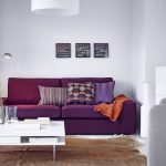 Violetinė sofa su pagalvėmis