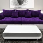 Fløyelslilla sofa
