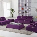 Fialový nábytek v obývacím pokoji