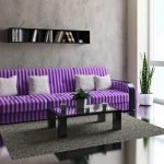 Stripete lilla sofa
