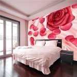 Червени рози на стената в спалнята