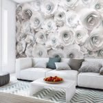 Bílé růže na zdi v obývacím pokoji