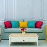 Blå sofa med fargerike puter