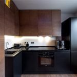 Црни кухињски намештај у белој унутрашњости