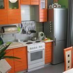 Bucătărie cu mobilier portocaliu