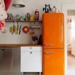 Interiør med oransje kjøleskap