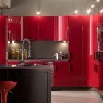Perabot merah di pedalaman dapur