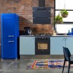 Mėlynas šaldytuvas virtuvėje