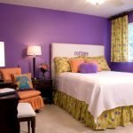 Slaapkamer met lila behang