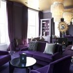 Tmavo fialový nábytok do obývacej izby