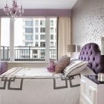 Camera da letto in tonalità viola.