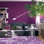 Murs lilas foncés dans le salon