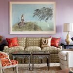 Bledo fialové steny v obývacej izbe