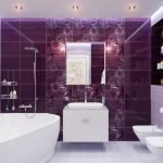 Carrelage lilas foncé dans la salle de bain