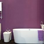 Mur violet dans la salle de bain