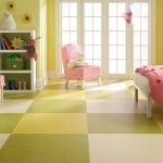 Quarto infantil com piso colorido