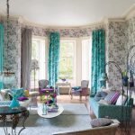 Turkise gardiner og en sofa i stuen