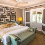 חדר שינה בסגנון פרובנס עם קירות חול