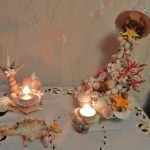 Composizione di conchiglie e candele