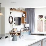 Светло сиве завесе у кухињи