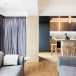 Kök-vardagsrum med grå textil