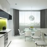 Lyst kjøkken med grå gardiner