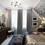 Zolder slaapkamer met grijze gordijnen