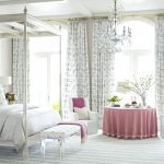 Светла спалня със сиви завеси
