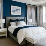 Blå väggar och ljusgrå gardiner i sovrummet