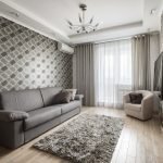 Hall i leiligheten med grå gardiner