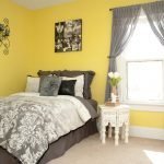 Pereți galbeni și perdele gri în dormitor