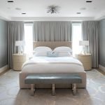 Moderná spálňa s jednoduchými šedými závesmi