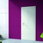 Ο συνδυασμός του μοβ τοίχου και της λευκής πόρτας