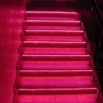 Kırmızı LED şeritli merdiven