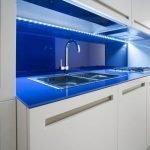 Balti virtuvės baldai su mėlyna prijuoste