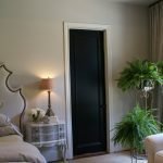 Juodos durys moderniame miegamajame