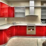 Raudoni baldai virtuvėje