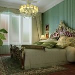 Unutrašnjost spavaće sobe sa zelenim tapetama